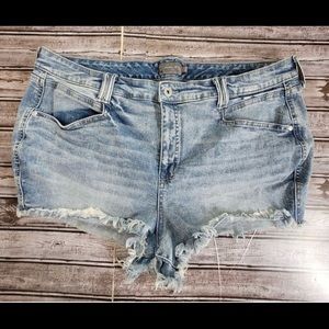 Torrid Feel the Fit high rise light wash cut off shorts size 24